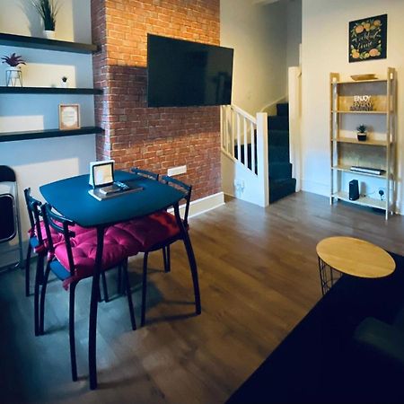 Large 4 Bedroom Home - Coventry City Centre المظهر الخارجي الصورة