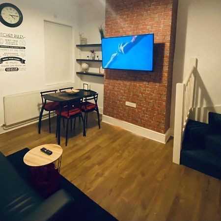 Large 4 Bedroom Home - Coventry City Centre المظهر الخارجي الصورة