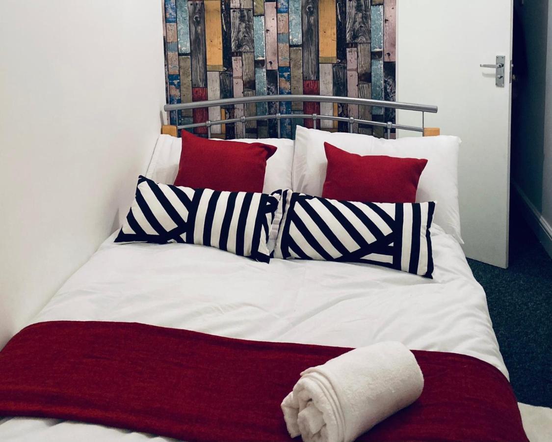 Large 4 Bedroom Home - Coventry City Centre المظهر الخارجي الصورة