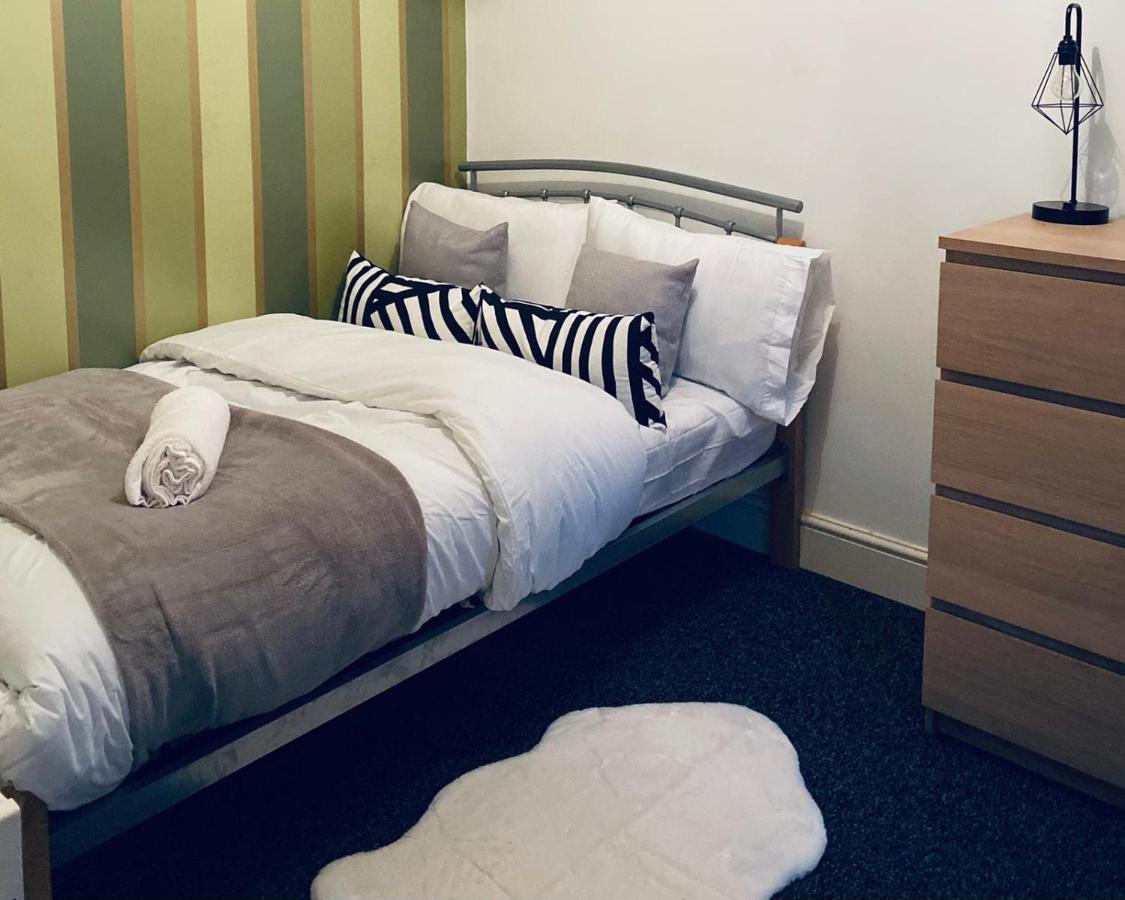 Large 4 Bedroom Home - Coventry City Centre المظهر الخارجي الصورة