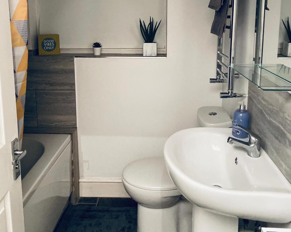 Large 4 Bedroom Home - Coventry City Centre المظهر الخارجي الصورة
